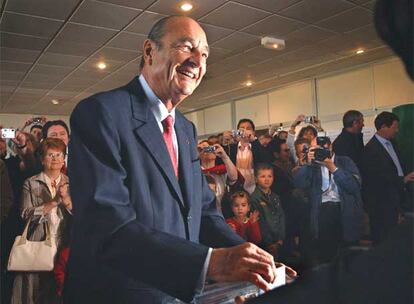 El presidente saliente de Francia, Jacques Chirac, ha ejercido su derecho al voto en la localidad de 
 Sarran, en su feudo de Corrèze (centro del país), en las elecciones donde se designará a su sucesor, tras doce años en el Elíseo. Cuando dentro de 10 días abandone la jefatura del Estado y con ello desaparezca su inmunidad, Chirac deberá afrontar un par de sumarios en su contra por financiación ilegal.