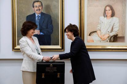 Soraya Sáez de Santamaría entrega la cartera de vicepresidencia a Carmen Calvo en el palacio de la Moncloa, el 7 de junio de 2018.