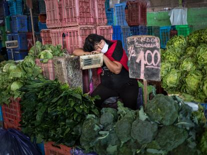 Un puesto de venta de verdura, en abril en Lima.