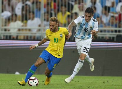 Neymar se deshace de la marca de Saravia durante el partido.