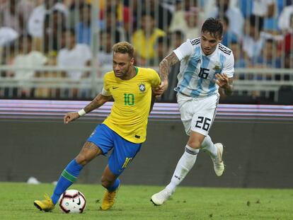 Neymar se deshace de la marca de Saravia durante el partido.