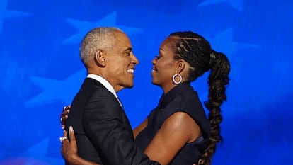 El expresidente de Estados Unidos Barack Obama y su esposa, Michelle Obama, en el escenario de la Convención Nacional Demócrata.