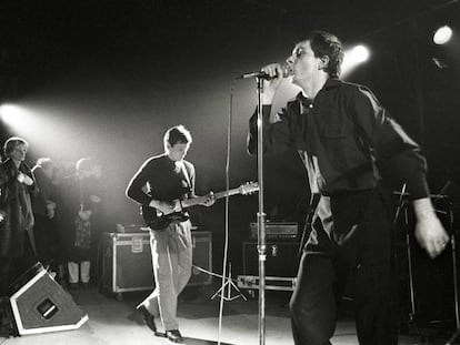 Ian Curtis y Peter Hook, en un concierto de Joy Division en el Electric Ballroom de Londres, en octubre de 1979.