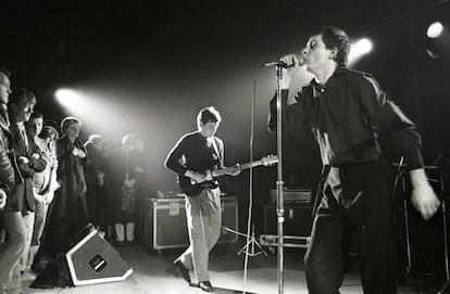 Ian Curtis y Peter Hook, en un concierto de Joy Division en el Electric Ballroom de Londres, en octubre de 1979.
