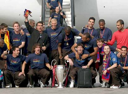 Los jugadores del Barcelona llegan al aeropuerto de El Prat, en Barcelona, con la copa de la Liga de Campeones bajo el brazo.