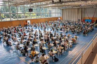 Unos 250.000 alumnos de 2º de Bachillerato se examinan desde este lunes de la prueba de acceso a la Universidad, la última antes de implantarse el nuevo modelo de la reforma educativa de 2021, que supone un giro en el modo de aprender y, por tanto, de demostrar los conocimientos. Madrid, Murcia, Cantabria y La Rioja son las cuatro comunidades en las que comenzaron los exámenes. La prueba supone el 40% de la nota para el acceso a la universidad y la media de Bachillerato representa el 60% restante.