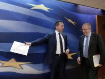 El comisario europeo de Competencia, Joaquín Almunia (derecha), y el ministro de Finanzas griego, Yannis Stournaras (izquierda).