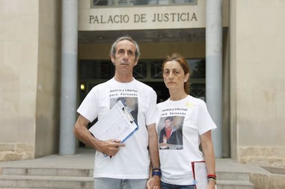 Fernando y Teresa, los padres de Fernando Enrique Mu&ntilde;oz, durante una recogida de firmas por la libertad de su hijo.