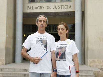 Fernando y Teresa, los padres de Fernando Enrique Mu&ntilde;oz, durante una recogida de firmas por la libertad de su hijo.