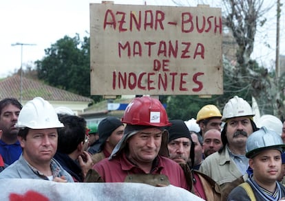 12 de marzo de 2004. Sevilla. Tras varias horas de investigación, la posibilidad de que los atentados del 11-M tuvieran un origen islamista parecía más probable. En la fotografía, una protesta de de trabajadores de los astilleros del Grupo Izar en Sevilla el día 12.