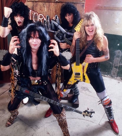 W.A.S.P. nunca ocultaron su predilección por las sierras mecánicas, los esqueletos y el sadomaso. En la imagen, la banda posa en Múnich en 1984.