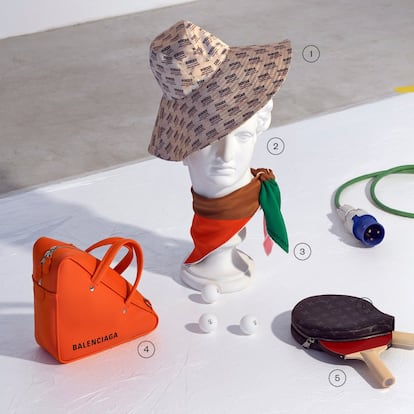 1. Sombrero de seda estampado de Gucci (590 euros). 2. Escultura de escayola de Ancla de Mar (atrezo). 3. Pañuelo de seda de Hermès (270 euros). 4. Bolso acolchado Triangle, de Balenciaga (1.495 euros). 5. Palas de pimpón de Louis Vuitton (1.500 euros). 