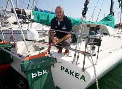 Unai Basurko, en su barco "Pakea" (paz en euskera), con el que participa en la regata de la vuelta al mundo en solitario, Velux 5 Oceans