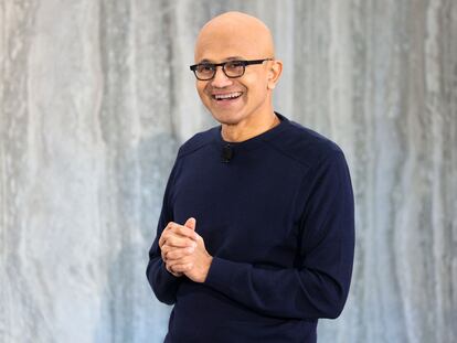 El CEO de Microsoft, Satya Nadella, sonríe durante la presentación de la nueva versión del buscador Bing, que incorpora un chat inteligente.