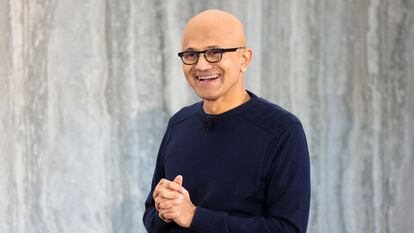 El CEO de Microsoft, Satya Nadella, sonríe durante la presentación de la nueva versión del buscador Bing, que incorpora un chat inteligente.