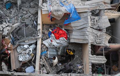 Varias personas buscaban entre los escombros de una vivienda tras un ataque israelí sobre Rafah, este miércoles. 
