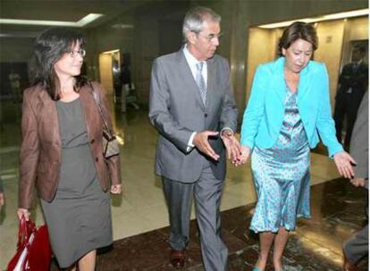 María José Caride, Magdalena Álvarez y Emilio Pérez Touriño, ayer en el Ministerio de Fomento.