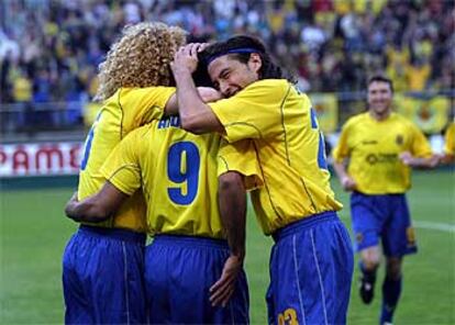 Coloccini y José Mari abrazan a Anderson, autor del primer gol.