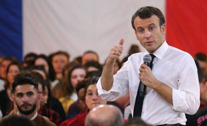 Emmanuel Macron en un debate con jóvenes en Etang-sur-Arroux (Francia)