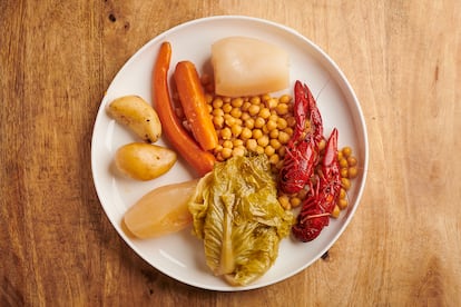 Garbanzos con cangrejos y verduras.