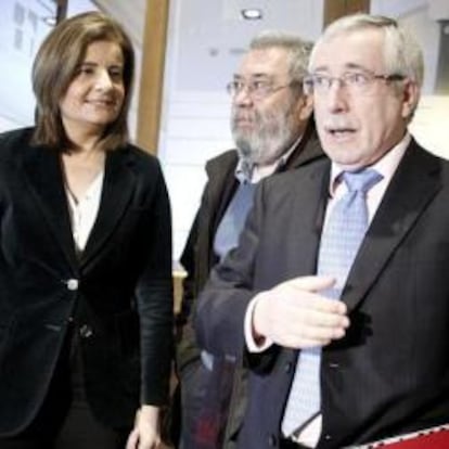 La ministra de Empleo y Seguridad Social, Fátima Báñez, junto al secretario general de UGT, Cándido Méndez (c), y el secretario general de CCOO, Ignacio Fernández Toxo, a la llegada a la cumbre con motivo del 40º aniversario de la Confederación Europea de Sindicatos (CES)