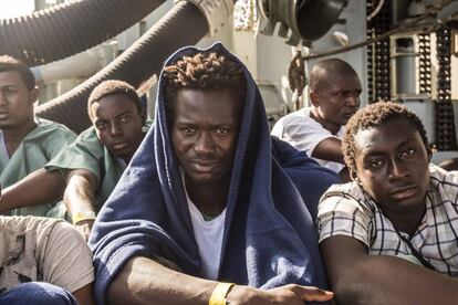 Un grupo de costamarfileños a bordo del buque, tras ser rescatados cerca de aguas libias.