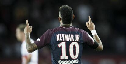 El jugador del PSG Neymar Jr. celebra un gol.