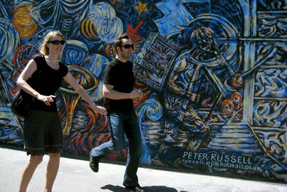 Las reacciones de los turistas ante los restos del Muro de Berlín en Mühlenstrasse son de lo más variopinto. Los murales de la East Side Gallery son testigos de saltos, piruetas, poses de anuncio y hasta carreras en toda regla. Todo por una foto diferente y original ante un Monumento histórico que también se aleja de lo convencional.