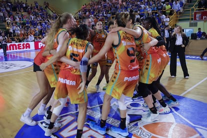 Las jugadoras del Valencia Basket celebran su victoria en Salamanca ante Perfumerías Avenida que supuso el título de Liga el pasado domingo.