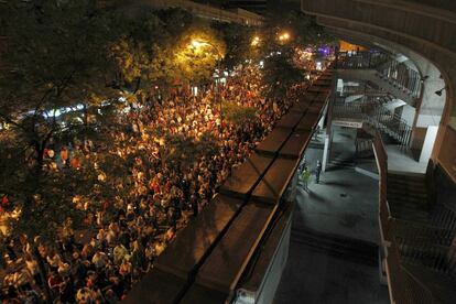 Aspecto del estadio vacío mientras la gente aguarda en la calle a que se abran las puertas de acceso.