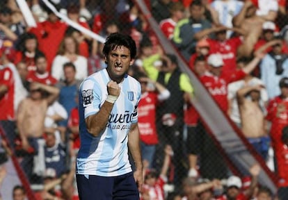 Diego Milito celebra un gol con Racing 