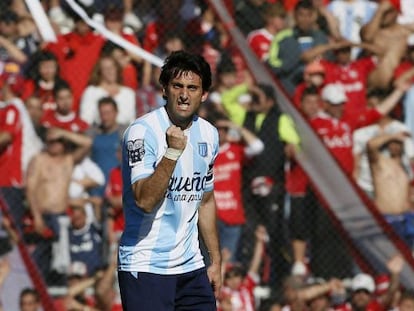 Diego Milito celebra un gol con Racing 