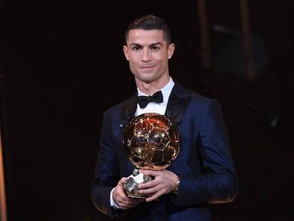 Cristiano Ronaldo recebeu o prêmio em Paris.