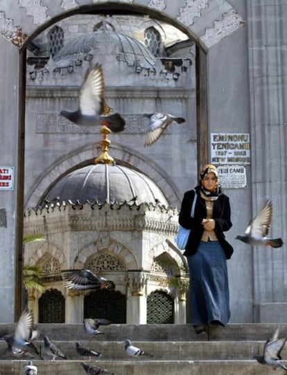 Una mujer sale de la Mezquita Nueva de Estambul, en el centro histórico de la ciudad.