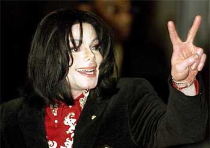 Michael Jackson hace el signo de la victoria durante una recepción en la gala de Etiopía el pasado 1 de abril.