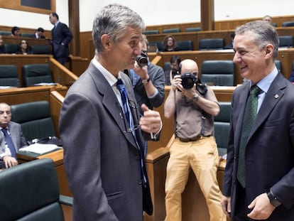 Iñigo Urkullu (d) conversa con el letrado mayor del Parlamento Vasco.