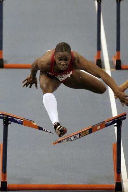 La española Josephine Onyia cae tras romper una valla en la final de los 60m vallas femeninos, durante la segunda jornada del XII Campeonato del Mundo de Atletismo en Pista Cubierta.