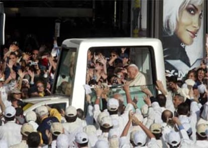 El Pontífice ha llegado a la plaza de Colón en el 'Papamóvil', con la ventana abierta y saludando a los fieles. "Viva el Papa" y "Juan Pablo II te quiere todo el mundo" han sido algunos de los gritos más coreados.