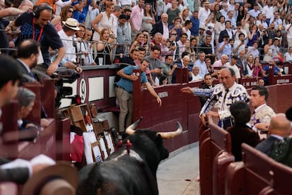El sexto toro, en el callejón de Las Ventas, en el primero de los dos saltos que protagonizó.