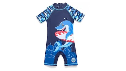 Bañador para bebés con protección solar con un dibujo de un tiburón.