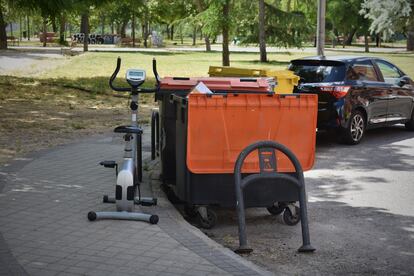 ODS 12: Producción y consumo responsables. “Este es mi 'outlet". En esta foto se ve cómo lo que para la gente es basura, para las personas sin hogar puede ser un tesoro: ropa, alimentos, electrodomésticos, muebles, colillas…
En mi día a día, hago la ruta de los tres cubos: contenedor de alimentos, contenedor de ropa y basura que dejan fuera de los contenedores; normalmente muebles y electrodomésticos. Entre todos, hemos conseguido un microondas, una televisión, un espejo, una radio, una nevera, ropa con etiqueta, zapatillas, sábanas... Una persona sin hogar se busca la vida como puede. Las personas sin hogar son las que más reciclan.