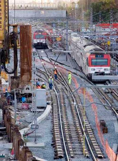 Operarios trabajando para recuperar el tramo de L&#39;Hospitalet.