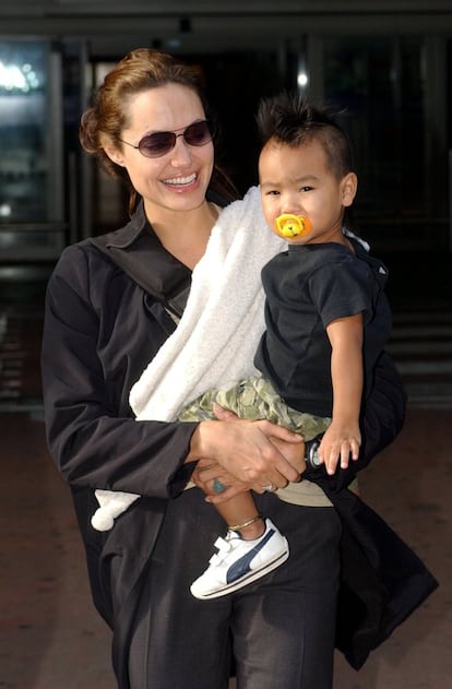 De los seis hijos que tiene Angelina Jolie, tres son adoptivos: Maddox Jolie-Pitt (Camboya, 2001), Zahara Jolie-Pitt (Etiopía, 2005) y Pax Thien Jolie-Pitt (Vietnam, 2003). En 2005 se supo que Brad Pitt —pareja de la actriz de 2005 a 2016— quería adoptar legalmente a los hijos de su entonces pareja, y un año más tarde el juez confirmó la decisión. Tras la ruptura de la pareja de intérpretes, sus seis hijos se han ido a vivir con su madre. Siguen batallando por la custodia de los pequeños. En la imagen, la actriz y Maddox, el primero en ser adoptado, en 2002.