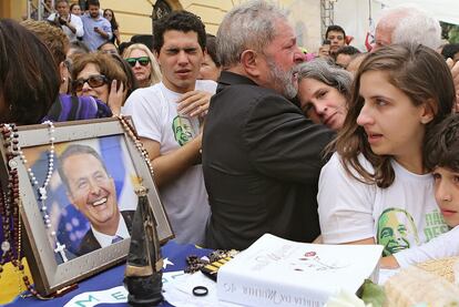 Luiz Inacio Lula da Silva consuela a Renata Campos, viuda del candidato presidencial Eduardo Campos.