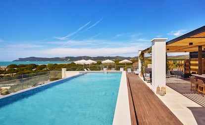 Azotea con piscina y vistas a la playa