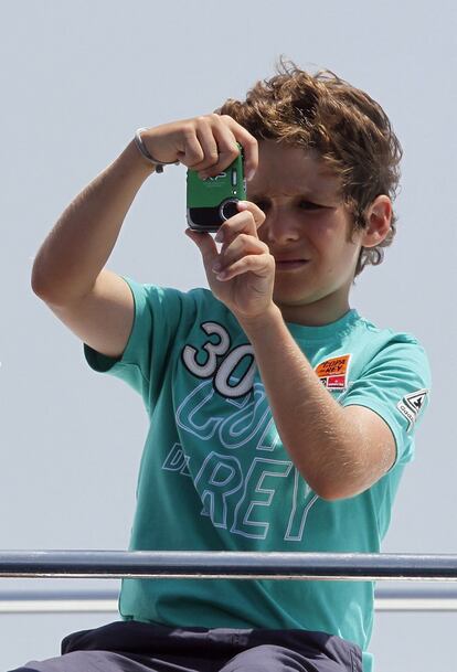 El nieto mayor de los reyes de España, Felipe Juan Froilán, retrata los barcos que compiten en la 30ª Copa del Rey de Vela. Su madre, la infanta Elena, también es aficionada a la fotografía, y ha sacado varias fotos en cubierta.