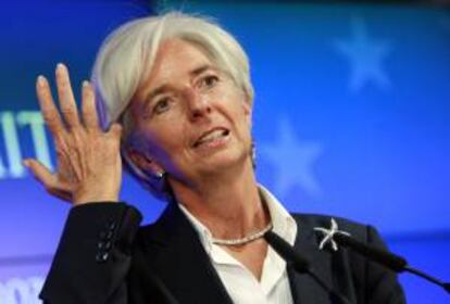 En la imagen un registro de la directora del Fondo Monetario Internacional (FMI), Christine Lagarde, quien dijo que se prevé una recuperación lenta en ciertas partes del mundo, particularmente entre las economías avanzadas, pero se verá un suave mejoramiento en relación con 2012. EFE/Archivo