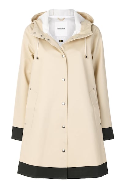 Chubasquero combinado de la firma nórdica Stutterheim. Está disponible en Farfetch por 327 euros.