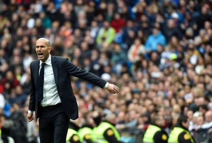 Zidane da indicaciones a sus jugadores durante el partido.