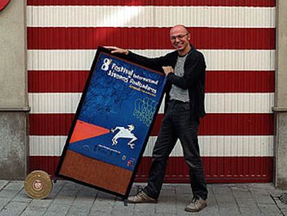 Félix Gómez, con un cartel del festival de cine.